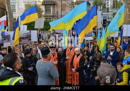 Les Ukraniens se réunissent à la statue de Volodymyr à l'occasion du premier anniversaire de l'invasion de l'Ukraine par la Russie, tandis que les prêtres accomplissent un service œcuménique. Banque D'Images