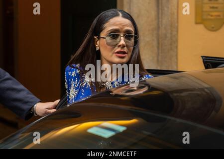 Milan, Italie. 24th févr. 2023. Salma Hayek est vu pendant la semaine de la mode de Milan vêtements pour femmes automne/hiver 2023/2024 à Milan, Italie, on 24 février 2023 Credit: SOPA Images Limited/Alamy Live News Banque D'Images