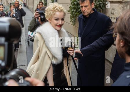 Milan, Italie. 24th févr. 2023. Julia Garner est vue pendant la semaine de la mode de Milan vêtements pour femmes automne/hiver 2023/2024 à Milan, Italie, on 24 février 2023 Credit: SOPA Images Limited/Alamy Live News Banque D'Images