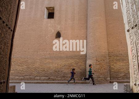 Scène de rue à Ichon-Qala ou vieille ville, Khiva, Ouzbékistan Banque D'Images