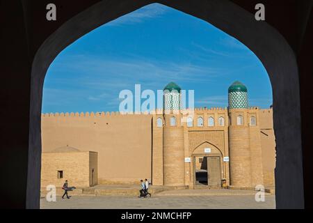 Porte principale de Kuhna Arche, place d'exécution, Khiva, Ouzbékistan Banque D'Images