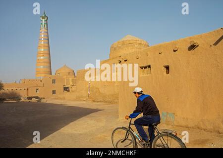 Scène de rue à Ichon-Qala ou vieille ville, Khiva, Ouzbékistan Banque D'Images