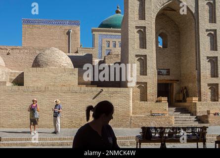 Scène de rue à Ichon-Qala, vieille ville, à l'entrée principale du mausolée Pahlavon Mahmud, Khiva, Ouzbékistan Banque D'Images