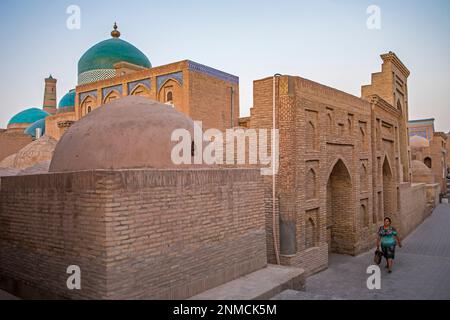 Mausolée Pahlavon Mahmud. Scène de rue à Ichon-Qala ou vieille ville, Khiva, Ouzbékistan Banque D'Images