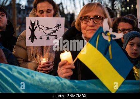 Madrid, Espagne. 24th févr. 2023. Des gens portant des pancartes et des bougies sont vus lors d'une manifestation où des membres de la communauté ukrainienne se sont réunis pour protester contre l'invasion russe de l'Ukraine, exigeant la paix et la fin de la guerre, coïncidant avec le premier anniversaire de l'invasion russe de l'Ukraine. Credit: Marcos del Mazo/Alay Live News Banque D'Images