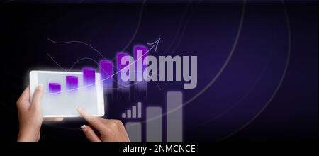Deux mains tenant le téléphone portable et appuyez sur l'écran. Téléphone portable présentant de nouvelles technologies futuristes. Palmiers transportant un téléphone portable en retard Banque D'Images