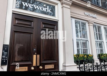 Londres, Royaume-Uni. 22nd février 2023. L'extérieur d'un espace de travail pour les collègues est illustré à Soho. WeWork, entreprise de partage de bureau basée à New York, a annoncé son premier bénéfice depuis son entrée en bourse en 2021, avec une performance plus forte de ses opérations à Londres. Crédit : Mark Kerrison/Alamy Live News Banque D'Images