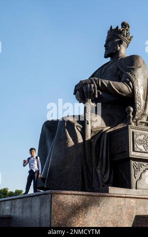 Statue d'Amir Timur, également connu sous le nom de Tamerlan et Tamerlan, dans Bulvar Universitet, Samarkand, Ouzbékistan Banque D'Images