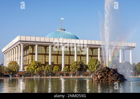 Le Sénat de l'Oliy Majlis, chambre haute du Parlement de l'Ouzbékistan, Parc Navoi, Tachkent, Ouzbékistan Banque D'Images