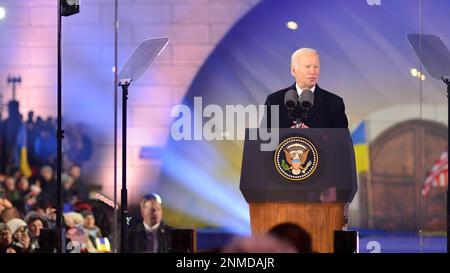 Varsovie, Pologne. 21 février 2023. Le président américain Joe Biden aux jardins du château royal de Varsovie. Le discours sur l'anniversaire de l'invasion russe Banque D'Images