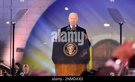 Varsovie, Pologne. 21 février 2023. Le président américain Joe Biden aux jardins du château royal de Varsovie. Le discours sur l'anniversaire de l'invasion russe Banque D'Images