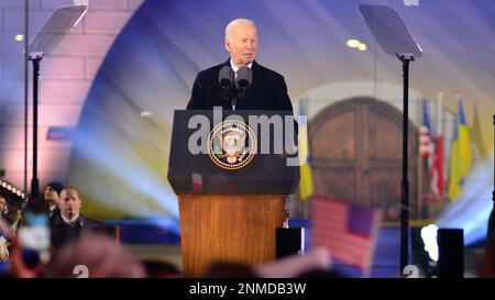 Varsovie, Pologne. 21 février 2023. Le président américain Joe Biden aux jardins du château royal de Varsovie. Le discours sur l'anniversaire de l'invasion russe Banque D'Images