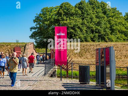 ELSINORE, DANEMARK – 3 AOÛT 2018 : touristes devant l'entrée du château de Kronborg à Elsinore, Danemark. Banque D'Images