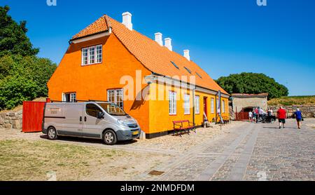 ELSINORE, DANEMARK – 3 AOÛT 2018 : touristes à l'extérieur de l'aincient château de Kronborg à Elsinore (Helsingør), Danemark. Banque D'Images