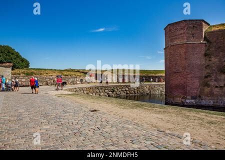 ELSINORE, DANEMARK – 3 AOÛT 2018 : touristes à l'extérieur de l'aincient château de Kronborg à Elsinore (Helsingør), Danemark. Banque D'Images