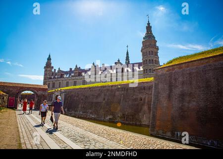 ELSINORE, DANEMARK – 3 AOÛT 2018 : touristes à l'extérieur de l'aincient château de Kronborg à Elsinore (Helsingør), Danemark. Banque D'Images