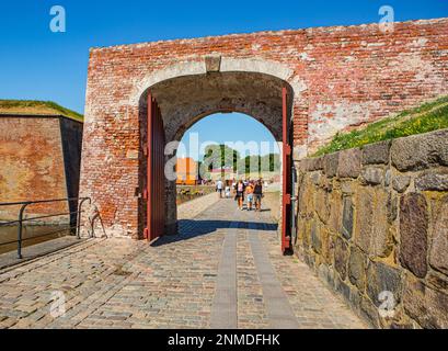 ELSINORE, DANEMARK – 3 AOÛT 2018 : touristes à l'extérieur de l'aincient château de Kronborg à Elsinore (Helsingør), Danemark. Banque D'Images