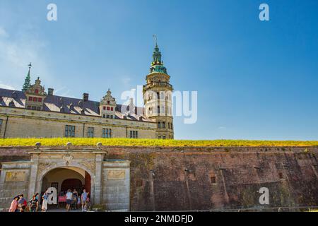 ELSINORE, DANEMARK – 3 AOÛT 2018 : touristes à l'extérieur de l'aincient château de Kronborg à Elsinore (Helsingør), Danemark. Banque D'Images