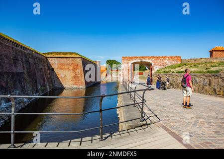 ELSINORE, DANEMARK – 3 AOÛT 2018 : touristes à l'extérieur de l'aincient château de Kronborg à Elsinore (Helsingør), Danemark. Banque D'Images