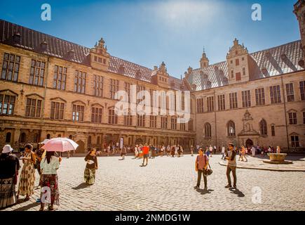 ELSINORE, DANEMARK – 3 AOÛT 2018 : touristes à la cour du château de Kronborg à Elsingore (Helsingør), Danemark. Banque D'Images