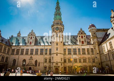 ELSINORE, DANEMARK – 3 AOÛT 2018 : touristes à la cour du château de Kronborg à Elsingore (Helsingør), Danemark. Banque D'Images