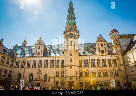 ELSINORE, DANEMARK – 3 AOÛT 2018 : touristes à la cour du château de Kronborg à Elsingore (Helsingør), Danemark. Banque D'Images