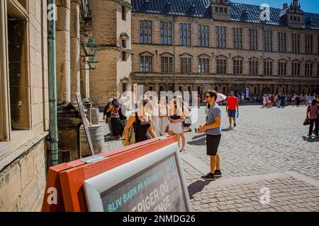 ELSINORE, DANEMARK – 3 AOÛT 2018 : touristes à la cour du château de Kronborg à Elsingore (Helsingør), Danemark. Banque D'Images