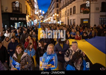 Des centaines de personnes, y compris des réfugiés ukrainiens, protestent à l'occasion de l'anniversaire de la guerre de la Russie contre l'Ukraine, à Saragosse, en Espagne, le vendredi 24 février, 2023 Banque D'Images