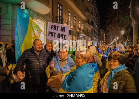 Barcelone, Barcelone, Espagne. 24th févr. 2023. Des centaines de personnes, pour la plupart des résidents ukrainiens de Barcelone, « ›› », manifestent dans le centre-ville pour commémorer la première année depuis le début de la guerre entre l'Ukraine et la Russie. (Credit image: © Marc Asensio Clupes/ZUMA Press Wire) USAGE ÉDITORIAL SEULEMENT! Non destiné À un usage commercial ! Banque D'Images