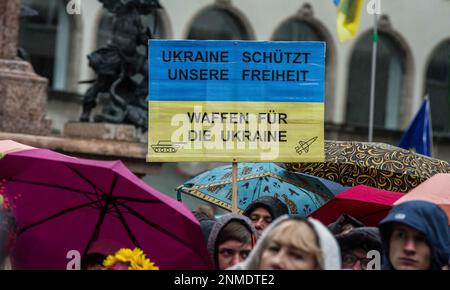 Munich, Bavière, Allemagne. 24th févr. 2023. Un an après le lancement de l'invasion de l'Ukraine par la Russie et environ neuf ans après le meurtre d'une centaine de personnes lors de la Révolution Maïdan de la dignité en 2014, Les Ukrainiens et les Allemands ont tous deux manifesté à la Marienplatz de Munich pour remercier l'alliance pour son soutien et pour se souvenir des coûts encourus par l'Ukraine pour empêcher l'expansion russe en Europe. (Credit image: © Sachelle Babbar/ZUMA Press Wire) USAGE ÉDITORIAL SEULEMENT! Non destiné À un usage commercial ! Banque D'Images