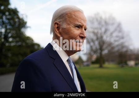 Washington, États-Unis. 24th févr. 2023. LE président AMÉRICAIN Joe Biden s'entretient avec les médias sur la pelouse sud de la Maison Blanche avant de partir au Delaware à Washington, DC sur 24 février 2023. Pool photo par will Oliver/UPI crédit: UPI/Alay Live News Banque D'Images