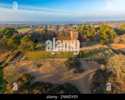 Approche du coucher du soleil lors d'un après-midi d'hiver au-dessus de la colline de St Martha, Chilworth, Surrey, Royaume-Uni Banque D'Images