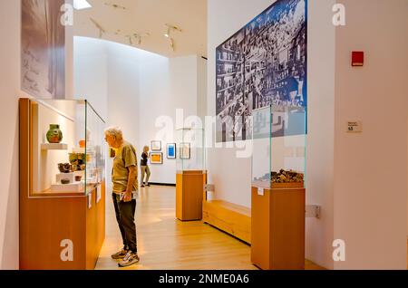 Les gens regardent la poterie du maître du Mississippi potter George OHR au Musée d’art OHR-O’Keefe, 22 février 2023, à Biloxi, Mississippi. Banque D'Images