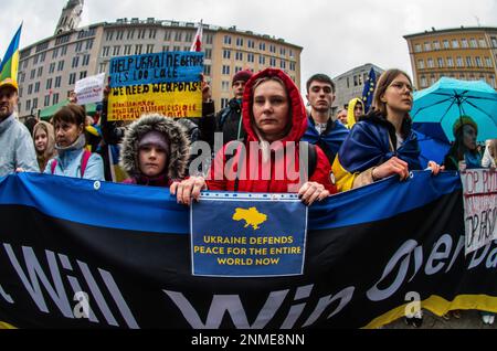 Munich, Bavière, Allemagne. 24th févr. 2023. Un an après le lancement de l'invasion de l'Ukraine par la Russie et environ neuf ans après le meurtre d'une centaine de personnes lors de la Révolution Maïdan de la dignité en 2014, Les Ukrainiens et les Allemands ont tous deux manifesté à la Marienplatz de Munich pour remercier l'alliance pour son soutien et pour se souvenir des coûts encourus par l'Ukraine pour empêcher l'expansion russe en Europe. (Credit image: © Sachelle Babbar/ZUMA Press Wire) USAGE ÉDITORIAL SEULEMENT! Non destiné À un usage commercial ! Banque D'Images