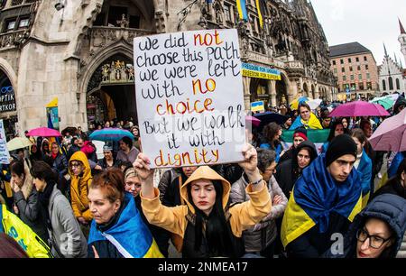 Munich, Bavière, Allemagne. 24th févr. 2023. Un an après le lancement de l'invasion de l'Ukraine par la Russie et environ neuf ans après le meurtre d'une centaine de personnes lors de la Révolution Maïdan de la dignité en 2014, Les Ukrainiens et les Allemands ont tous deux manifesté à la Marienplatz de Munich pour remercier l'alliance pour son soutien et pour se souvenir des coûts encourus par l'Ukraine pour empêcher l'expansion russe en Europe. (Credit image: © Sachelle Babbar/ZUMA Press Wire) USAGE ÉDITORIAL SEULEMENT! Non destiné À un usage commercial ! Banque D'Images