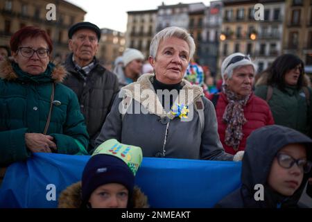 Pampelune, Espagne. 24th févr. 2023. Les manifestants ont vu chanter l'hymne national ukrainien pendant la manifestation. Environ deux cents personnes se sont rassemblées à Pampelune, dans le nord de l'Espagne, pour manifester leur solidarité avec l'Ukraine, un an après le début de l'invasion de l'Ukraine par la Russie. Crédit : SOPA Images Limited/Alamy Live News Banque D'Images