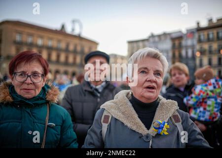 Pampelune, Espagne. 24th févr. 2023. Les manifestants ont vu chanter l'hymne national ukrainien pendant la manifestation. Environ deux cents personnes se sont rassemblées à Pampelune, dans le nord de l'Espagne, pour manifester leur solidarité avec l'Ukraine, un an après le début de l'invasion de l'Ukraine par la Russie. (Photo de Sergio MartÌn/SOPA Images/Sipa USA) crédit: SIPA USA/Alay Live News Banque D'Images