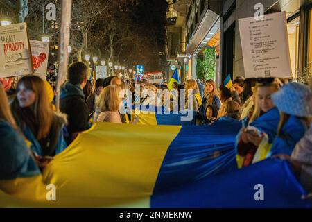 Barcelone, Barcelone, Espagne. 24th févr. 2023. Des centaines de personnes, pour la plupart des résidents ukrainiens de Barcelone, « ›› », manifestent dans le centre-ville pour commémorer la première année depuis le début de la guerre entre l'Ukraine et la Russie. (Credit image: © Marc Asensio Clupes/ZUMA Press Wire) USAGE ÉDITORIAL SEULEMENT! Non destiné À un usage commercial ! Banque D'Images