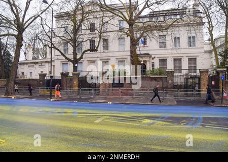 Londres, Royaume-Uni. 24th février 2023. Couleurs du drapeau ukrainien, peint sur la route à l’extérieur de l’ambassade de Russie par le groupe dirigé par des ânes la veille, vu à l’occasion du premier anniversaire de l’invasion de l’Ukraine par la Russie. Banque D'Images