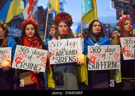 Londres, Royaume-Uni. 24th février 2023. Des manifestants à l'extérieur de l'ambassade de Russie. Des milliers de personnes ont défilé de Holland Park à l'ambassade de Russie au cours d'une manifestation pro-ukrainienne à l'occasion du premier anniversaire de l'invasion russe. Banque D'Images