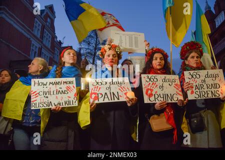 Londres, Royaume-Uni. 24th février 2023. Des manifestants à l'extérieur de l'ambassade de Russie. Des milliers de personnes ont défilé de Holland Park à l'ambassade de Russie au cours d'une manifestation pro-ukrainienne à l'occasion du premier anniversaire de l'invasion russe. Banque D'Images