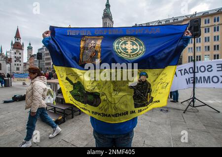 Munich, Bavière, Allemagne. 24th févr. 2023. Un an après le lancement de l'invasion de l'Ukraine par la Russie et environ neuf ans après le meurtre d'une centaine de personnes lors de la Révolution Maïdan de la dignité en 2014, Les Ukrainiens et les Allemands ont tous deux manifesté à la Marienplatz de Munich pour remercier l'alliance pour son soutien et pour se souvenir des coûts encourus par l'Ukraine pour empêcher l'expansion russe en Europe. (Credit image: © Sachelle Babbar/ZUMA Press Wire) USAGE ÉDITORIAL SEULEMENT! Non destiné À un usage commercial ! Banque D'Images