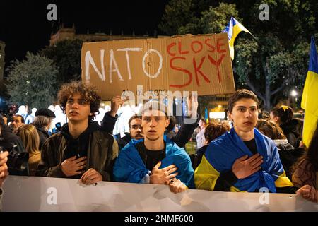Barcelone, Barcelone, Espagne. 24th févr. 2023. Des centaines de personnes, pour la plupart des résidents ukrainiens de Barcelone, « ›› », manifestent dans le centre-ville pour commémorer la première année depuis le début de la guerre entre l'Ukraine et la Russie. (Credit image: © Marc Asensio Clupes/ZUMA Press Wire) USAGE ÉDITORIAL SEULEMENT! Non destiné À un usage commercial ! Banque D'Images