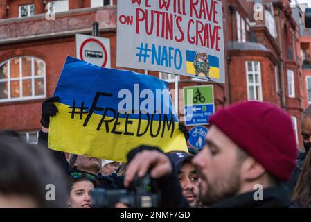 « Heartbroken but Unbroken », événement du souvenir marquant l'anniversaire de l'invasion de l'Ukraine par la Russie, Notting Hill Gate, Londres, Royaume-Uni 24/02/2023 Banque D'Images