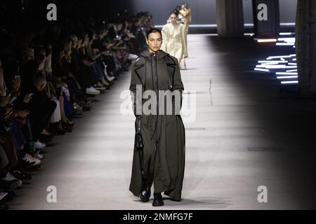 Milan, Italie. 24th févr. 2023. Irina Shayk marche sur la piste du défilé de mode de Tod pendant la semaine de mode de Milan vêtements pour femmes automne/hiver 2023/2024 sur 24 février 2023 à Milan, Italie. © photo: Cinzia Camela. Crédit : Agence photo indépendante/Alamy Live News Banque D'Images