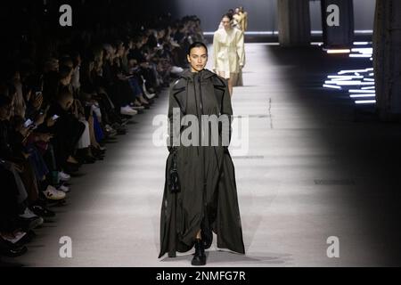 Milan, Italie. 24th févr. 2023. Irina Shayk marche sur la piste du défilé de mode de Tod pendant la semaine de mode de Milan vêtements pour femmes automne/hiver 2023/2024 sur 24 février 2023 à Milan, Italie. © photo: Cinzia Camela. Crédit : Agence photo indépendante/Alamy Live News Banque D'Images