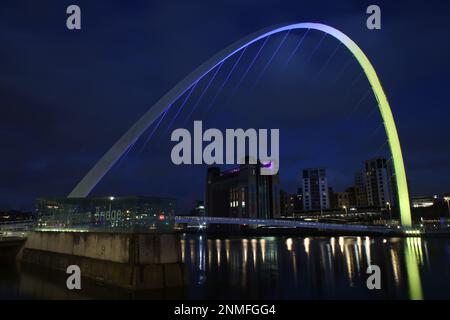 Ukraine anniversaire de l’invasion de la Russie, Gateshead Millennium Bridge illuminé dans les couleurs ukrainiennes, Gateshead accueille des ressortissants ukrainiens de la guerre, Newcastle upon Tyne, Royaume-Uni, 24th février 2022, Credit:DEWAlay Live News Banque D'Images