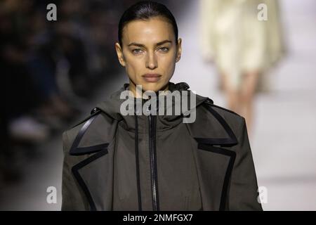 Milan, Italie. 24th févr. 2023. Irina Shayk marche sur la piste du défilé de mode de Tod pendant la semaine de mode de Milan vêtements pour femmes automne/hiver 2023/2024 sur 24 février 2023 à Milan, Italie. © photo: Cinzia Camela. Crédit : Agence photo indépendante/Alamy Live News Banque D'Images