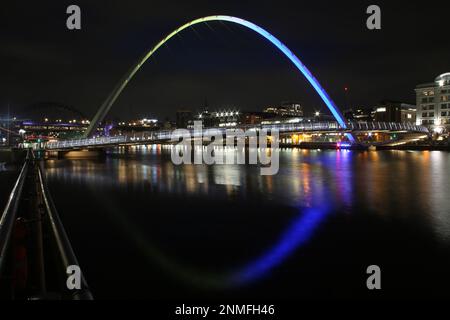 Ukraine anniversaire de l’invasion de la Russie, Gateshead Millennium Bridge illuminé dans les couleurs ukrainiennes, Gateshead accueille des ressortissants ukrainiens de la guerre, Newcastle upon Tyne, Royaume-Uni, 24th février 2022, Credit:DEWAlay Live News Banque D'Images