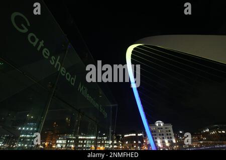 Ukraine anniversaire de l’invasion de la Russie, Gateshead Millennium Bridge illuminé dans les couleurs ukrainiennes, Gateshead accueille des ressortissants ukrainiens de la guerre, Newcastle upon Tyne, Royaume-Uni, 24th février 2022, Credit:DEWAlay Live News Banque D'Images